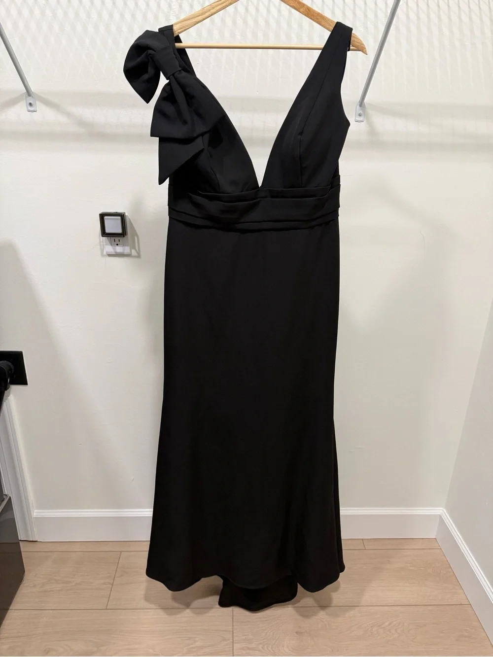Mac Duggal Black One-Shoulder Bow-Detail V-Neck Gown - Picture 4 of 4